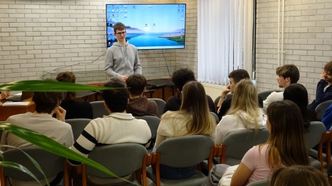 Érzékenyítő foglalkozás a tárlatvezetés után.