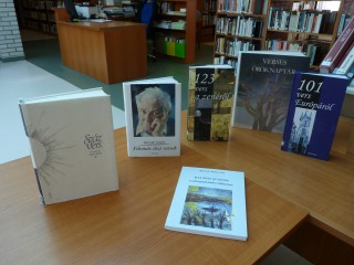 A kihíváshoz kihelyezett könyvek könyvtárunkban