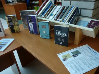 A kihíváshoz kihelyezett könyvek könyvtárunkban