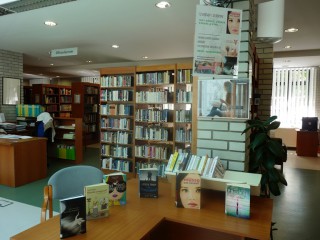 A kihíváshoz kihelyezett könyvek a könyvtárban