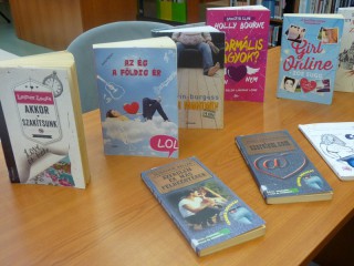 A kihíváshoz kihelyezett könyvek a könyvtárban