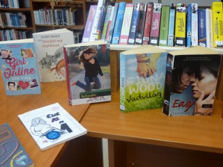 A kihíváshoz kihelyezett könyvek a könyvtárban