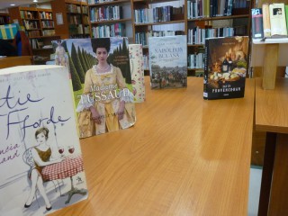 A kihíváshoz kihelyezett könyvek a könyvtárban