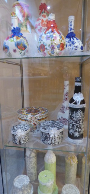 Népművészeti motívumokkal és csipke mintákkal díszített üvegek és dobozok. Dekupázs technika.