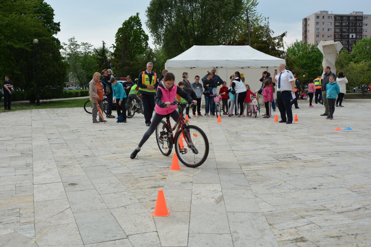 A biztonság napja, összegyűjtött fotók az előző évekből