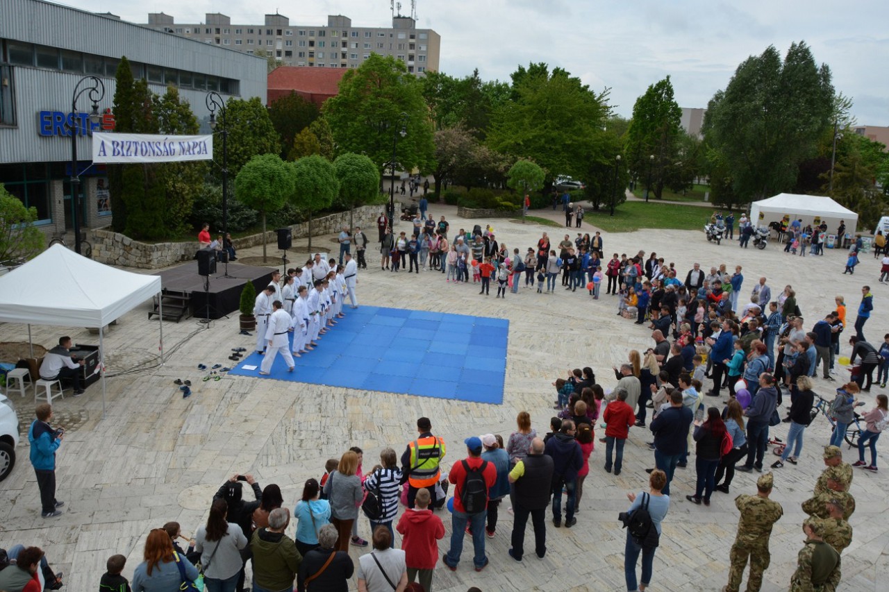 A biztonság napja, összegyűjtött fotók az előző évekből