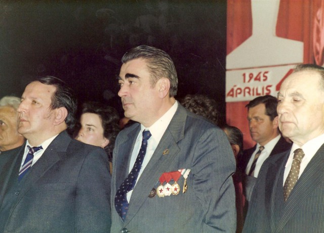 Városunk 20 éves jubileumának és Hazánk felszabadulásának 41. évfordulója alkalmából a Művelődési Központ színháztermében megrendezett díszünnepség. A Leninvárosért emlékplakett kitüntető cím várományosai. Középen Huszár Andor.