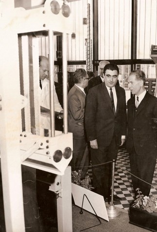 Fock Jenő, a Minisztertanács elnöke a TVK Kiállítótermébe látogatott a BNV-n.