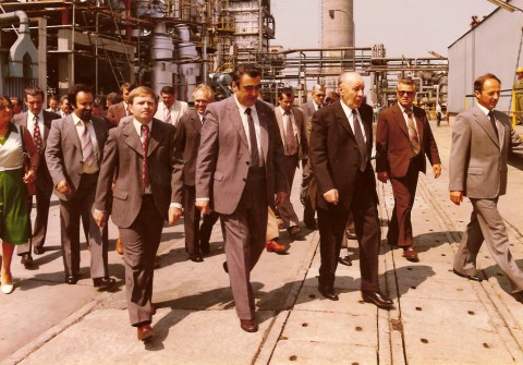 Kádár János kíséretével üzemlátogatásra indul az Olefingyár területén (1981. július 2.). Jobbra Kádár János, balra Huszár Andor.