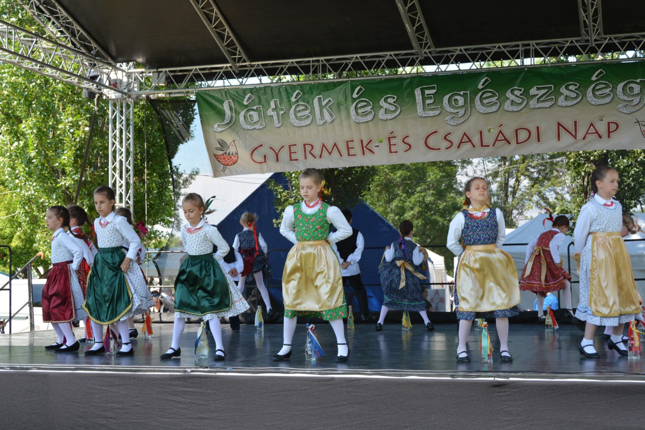 Gyerek néptánc fellépés