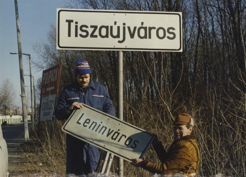 Leninváros tábla cseréje Tiszaújváros táblára