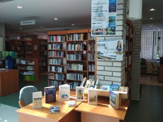 A kihíváshoz kihelyezett könyvek a könyvtárban