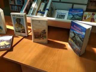 A kihíváshoz kihelyezett könyvek a könyvtárban