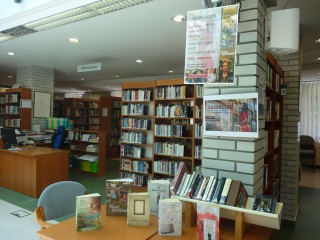 A kihíváshoz kihelyezett könyvek a könyvtárban