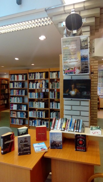 A kihíváshoz kihelyezett könyvek a könyvtárban