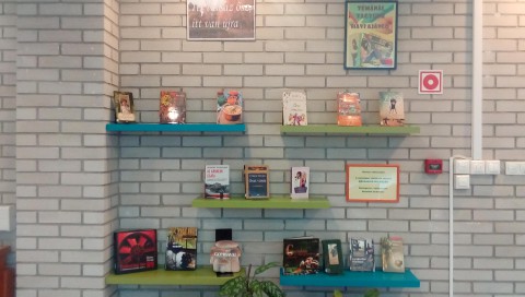 A kihelyezett könyvek a Témánál vagyunk polcon