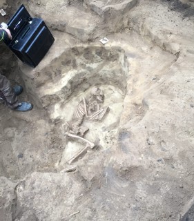 A nőket bal oldalukra zsugorított testhelyzetben temették el.