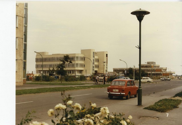 1981 - A Postaforgalmi épület, háttérben a Városi Rendelőintézettel