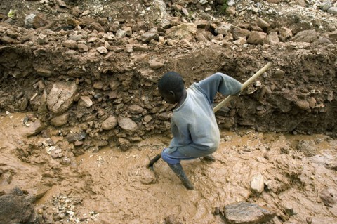 Mugisha, egy 12 éves fiú dolgozik egy kongói tantalit (koltán) bányában