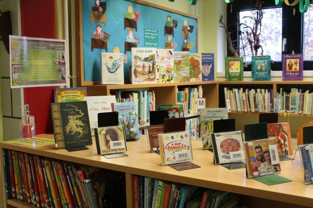 Kihelyezett könyvek a gyermekkönyvtárban.