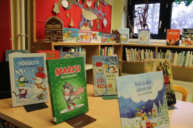 Kihelyezett könyvek a gyermekkönyvtárban.