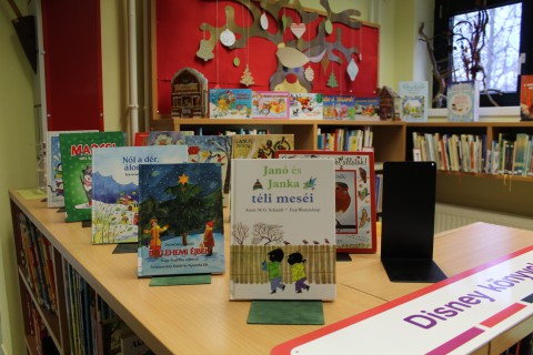 Kihelyezett könyvek a gyermekkönyvtárban.