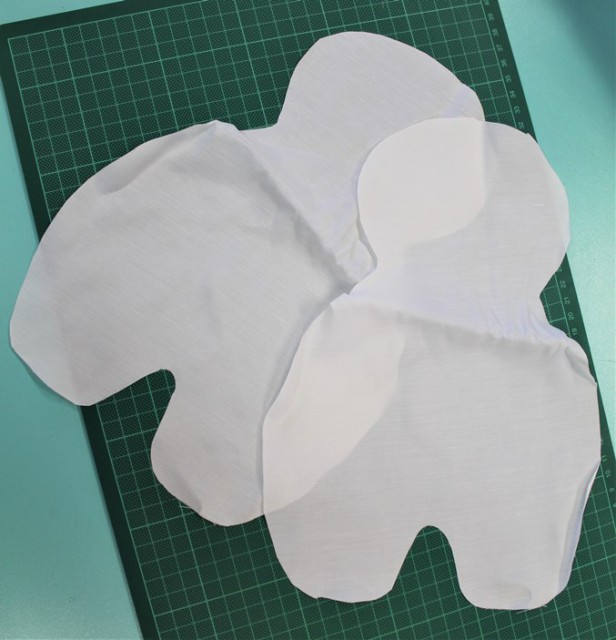 Kivágott anyagok a babához.