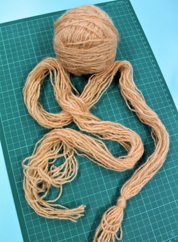 A baba hajának készítése fonalból.