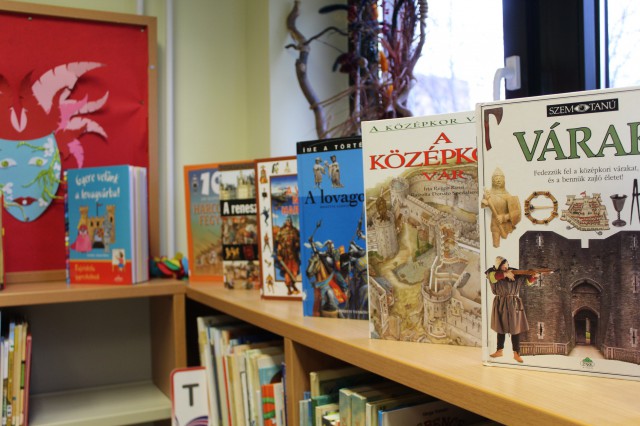 Kihelyezett könyvajánló a gyermekkönyvtárban.