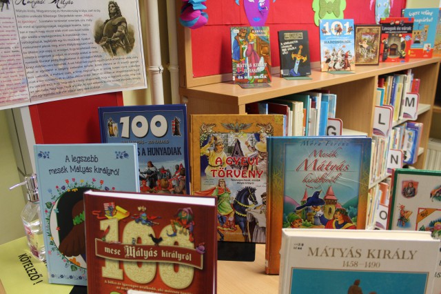 Kihelyezett könyvajánló a gyermekkönyvtárban.