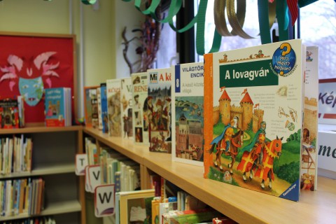 Kihelyezett könyvajánló a gyermekkönyvtárban.