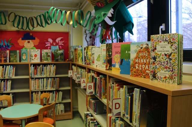 Kihelyezett könyvajánló a gyermekkönyvtárban.