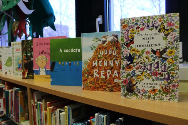 Kihelyezett könyvajánló a gyermekkönyvtárban.