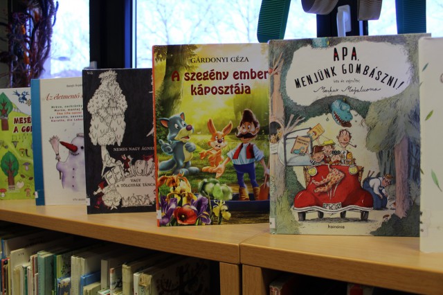 Kihelyezett könyvajánló a gyermekkönyvtárban.