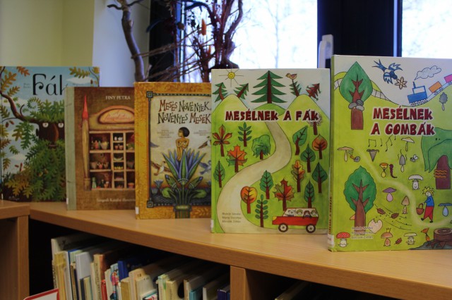 Kihelyezett könyvajánló a gyermekkönyvtárban.