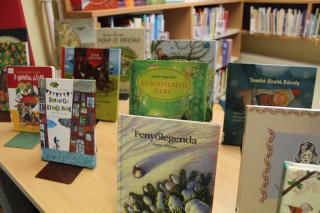 Kihelyezett könyvajánló a gyermekkönyvtárban.