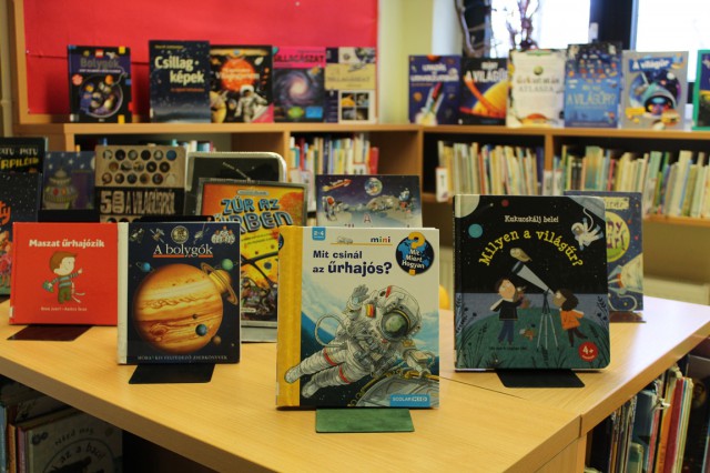 Kihelyezett könyvajánló a gyermekkönyvtárban.