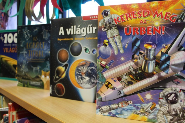 Kihelyezett könyvajánló a gyermekkönyvtárban.