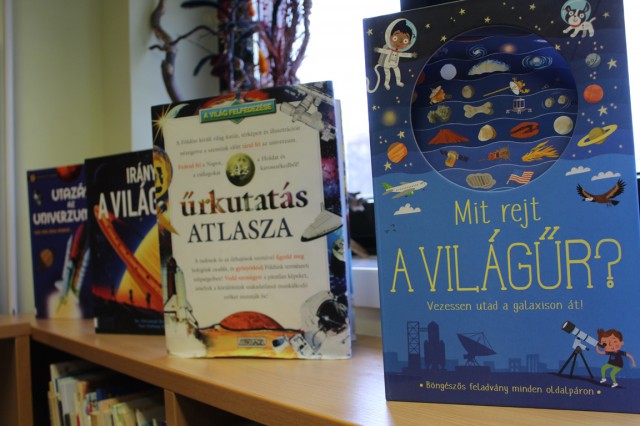 Kihelyezett könyvajánló a gyermekkönyvtárban.