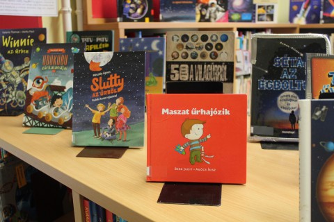 Kihelyezett könyvajánló a gyermekkönyvtárban.
