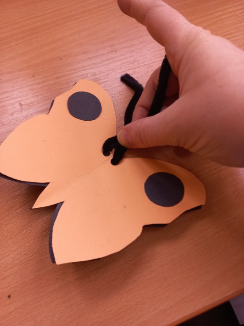 Befűzzük a pillangó csápjait.