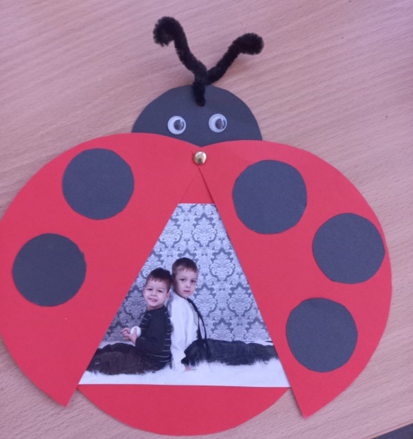 A katica szárnyai alá ragasztjuk a fotót.