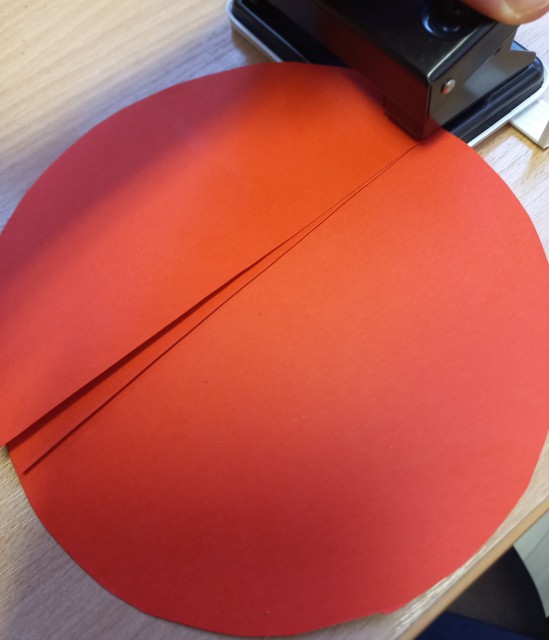 A fejrésznél a közepét kilyukasztjuk.