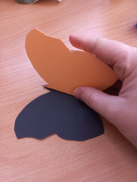 A két-két pillangót a közepüknél összeragasztjuk.