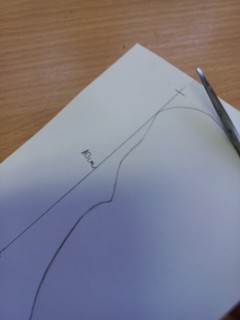 A pillangó sablon kivágása.