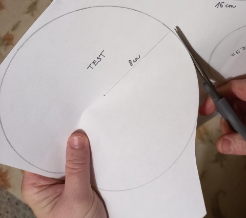 Kivágjuk a sablont.