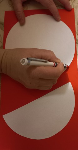 A sablont átrajzoljuk a színes kartonpapírra.