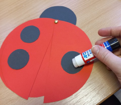 Ráragasztjuk a katica fekete pöttyeit.