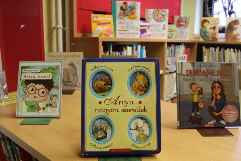 Kihelyezett könyvajánló a gyermekkönyvtárban