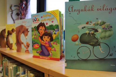 Kihelyezett könyvajánló a gyermekkönyvtárban